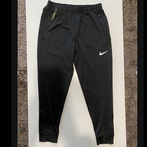 Nike Men’s Essential Pants